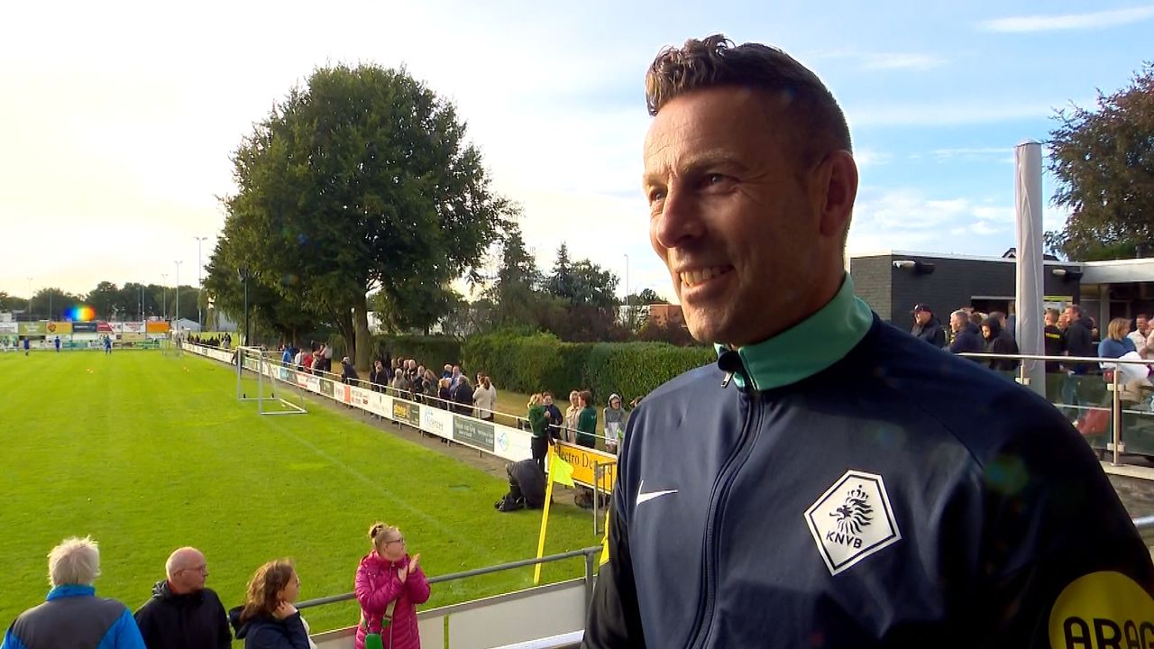 Scheidsrechter Pol van Boekel.