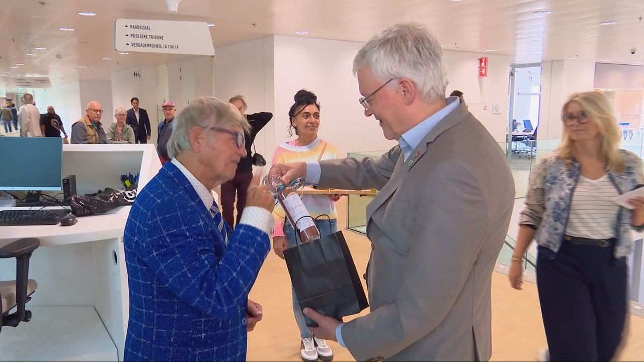 Weterings ontvangt Schrobbelèr van een inwoner (Foto: Omroep Brabant)..