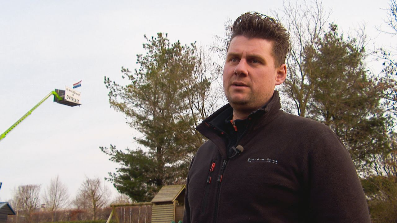 Willem Smits hoopt dat zijn hoogwerker de komst van de mast kan tegenhouden (Foto: Omroep Brabant). 