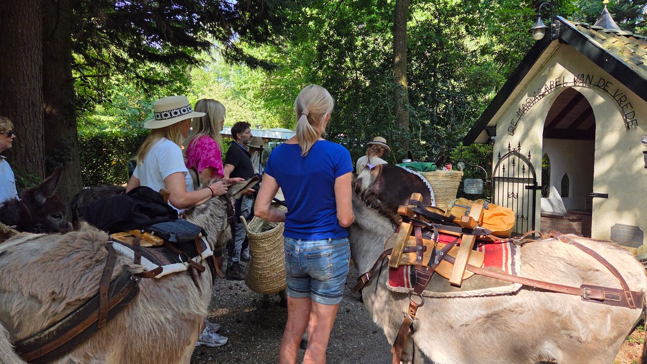 De groep gaat van Mariakapel naar Mariakapel (foto: Noël van Hooft).