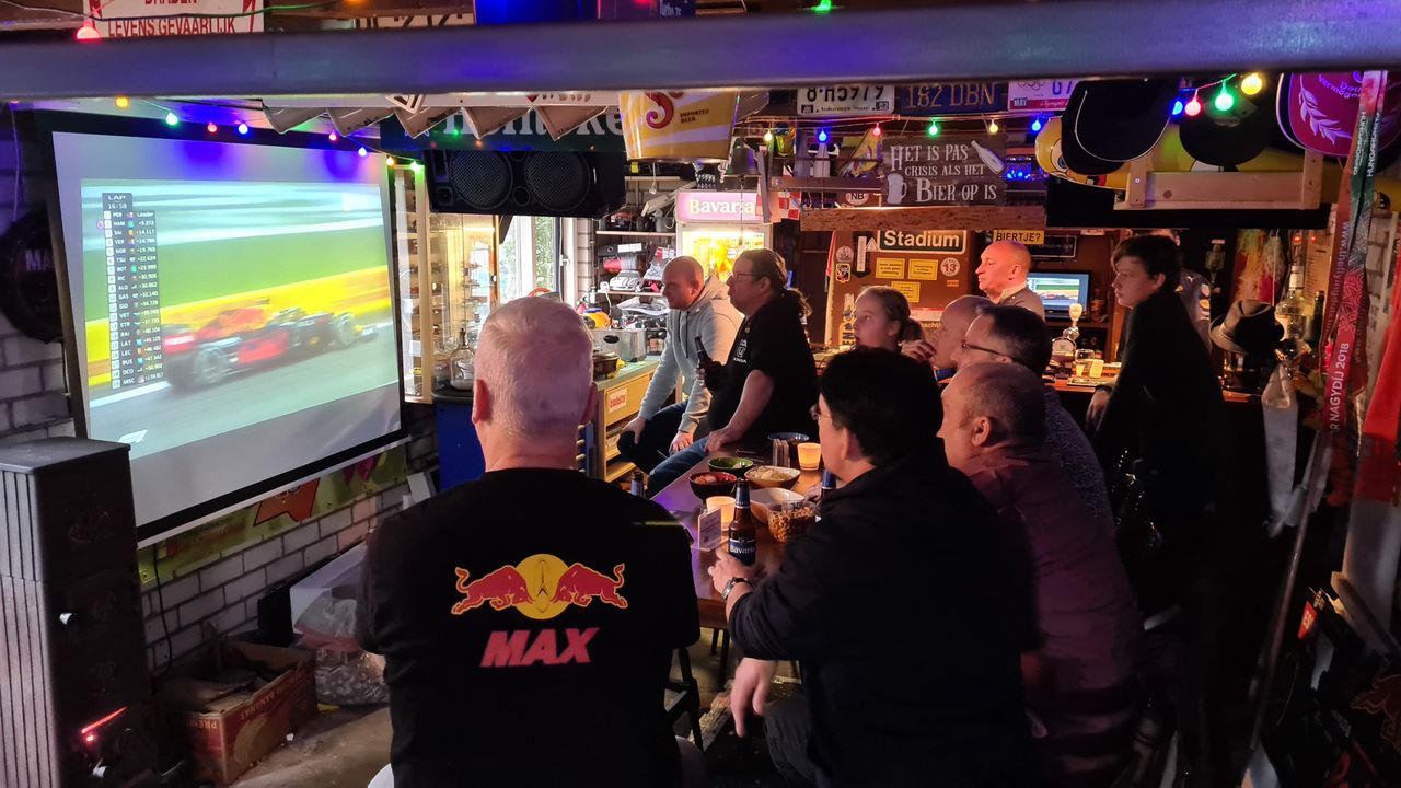 Formule 1-fans kijken in Nuenen naar de race