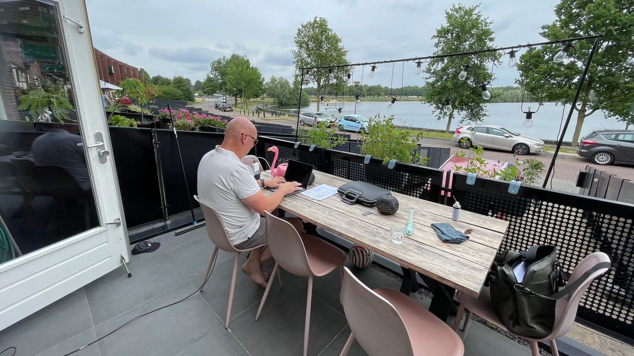 Sebastiaan van Vugt met het uitzicht vanaf zijn terras (foto: Tom van den Oetelaar).