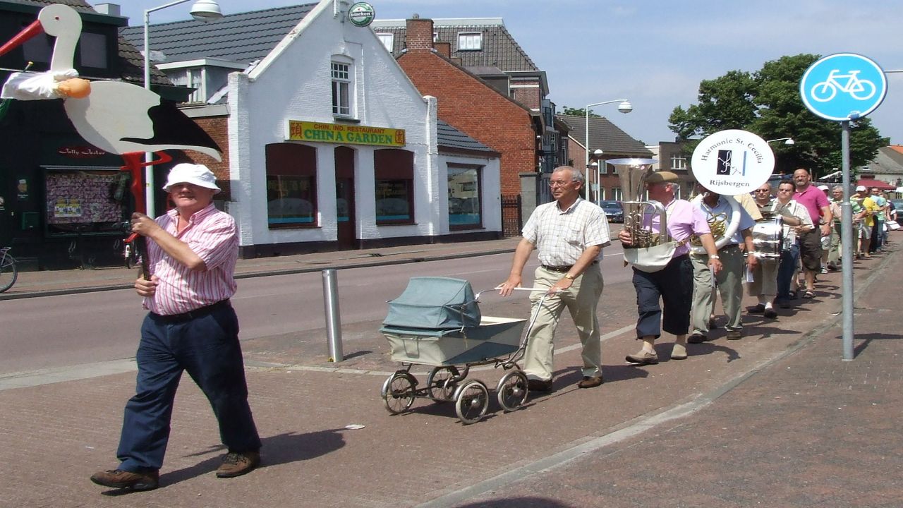 In Rijsbergen komt de harmonie op kraamvisite bij pasgeboren baby’s (foto: Heemkundekring de Drie Heerlijkheden en harmonie Sint Cecilia). 
