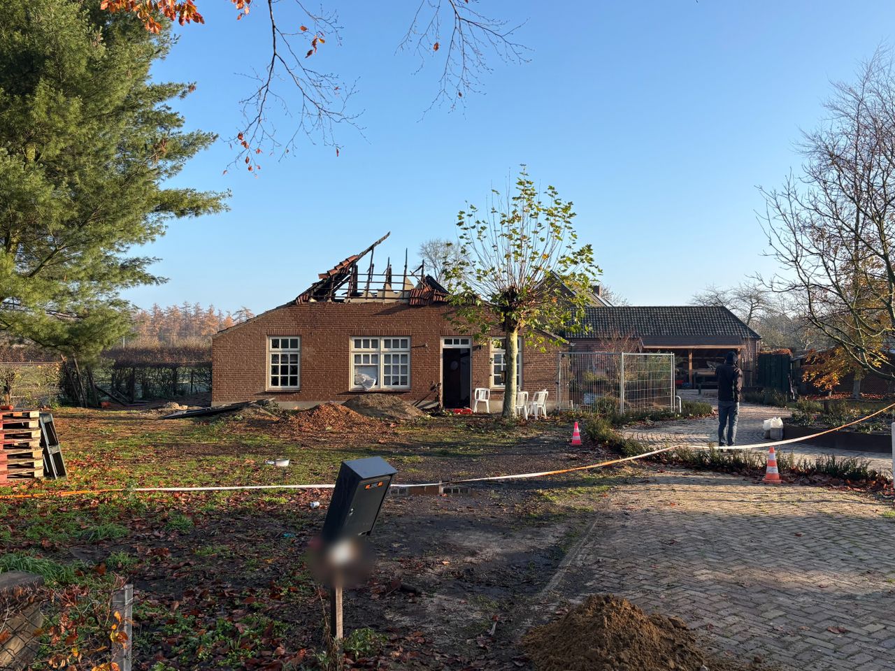 De schade aan de boerderij is enorm (foto: Raymond Merkx).