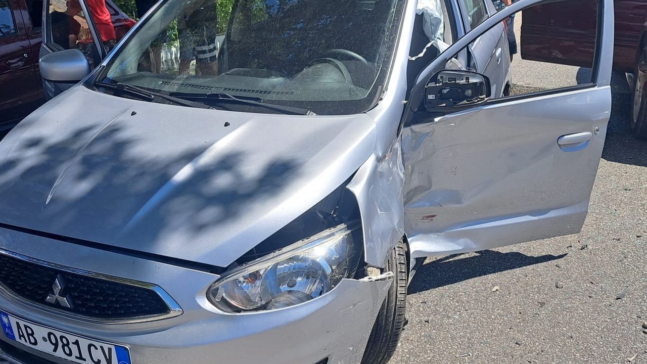 De huurauto kort na het ongeluk (foto: privebeeld). 