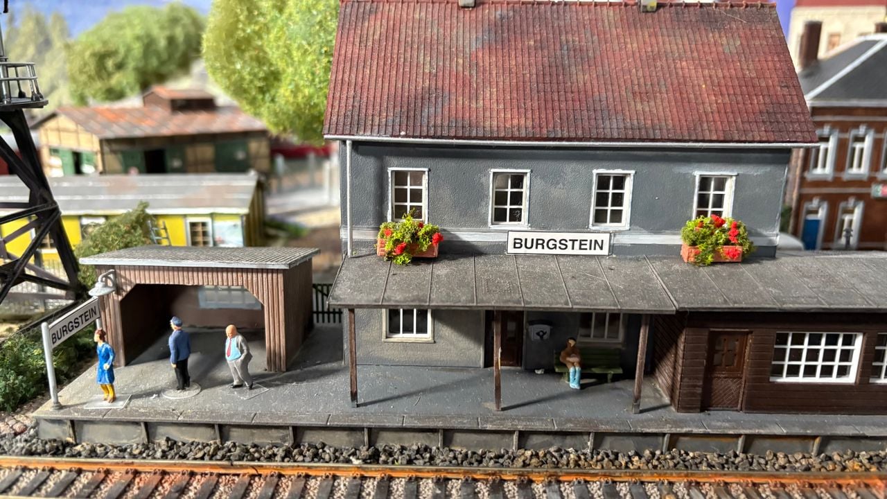 Mensen wachten op het station (foto: Imke van de Laar). 