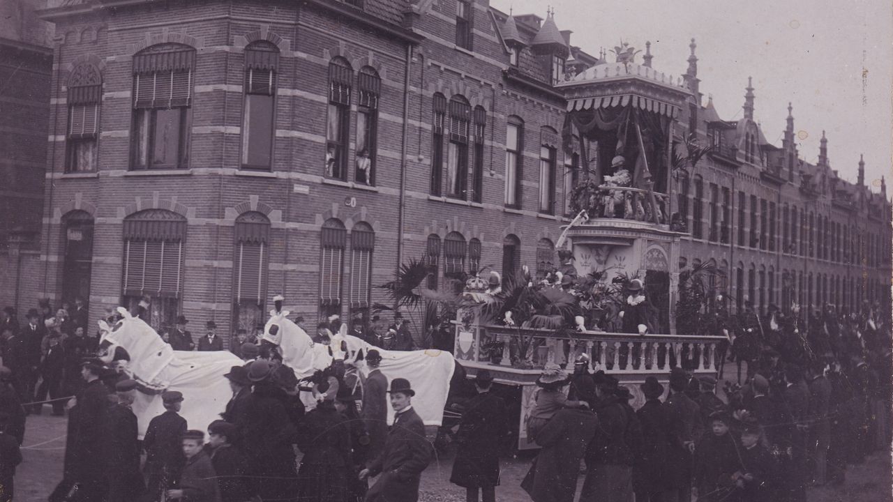 De optocht tijdens carnaval in Oeteldonk in 1900 (foto: Oeteldonsche Club).