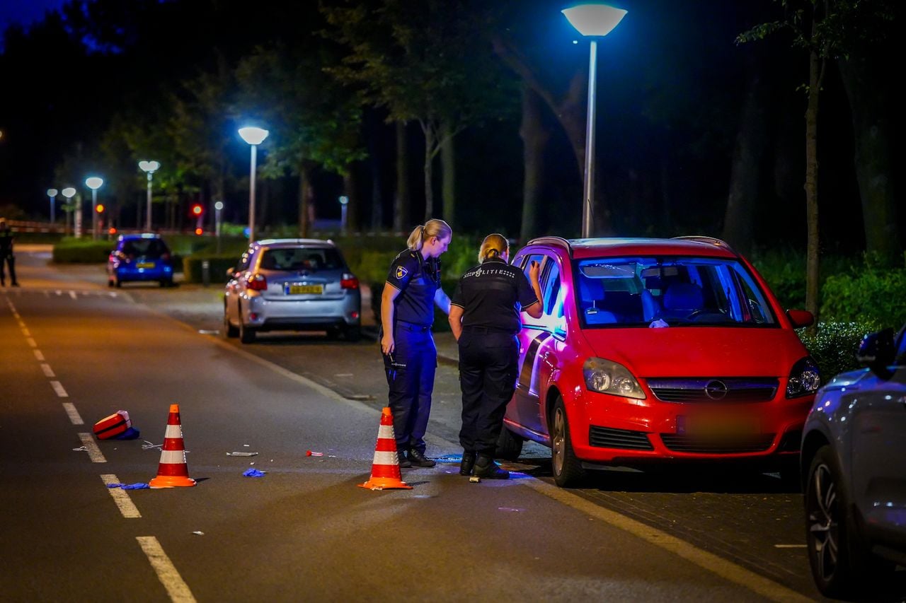 Tot laat in de avond deed de politie onderzoek op de Rode Kruislaan in Eindhoven (foto: SQ Vision).