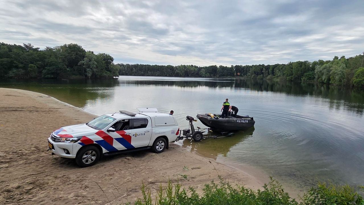 De sonarboot waarmee naar de zwemmer wordt gezocht, wordt te water gelaten (foto: Noël van Hooft).