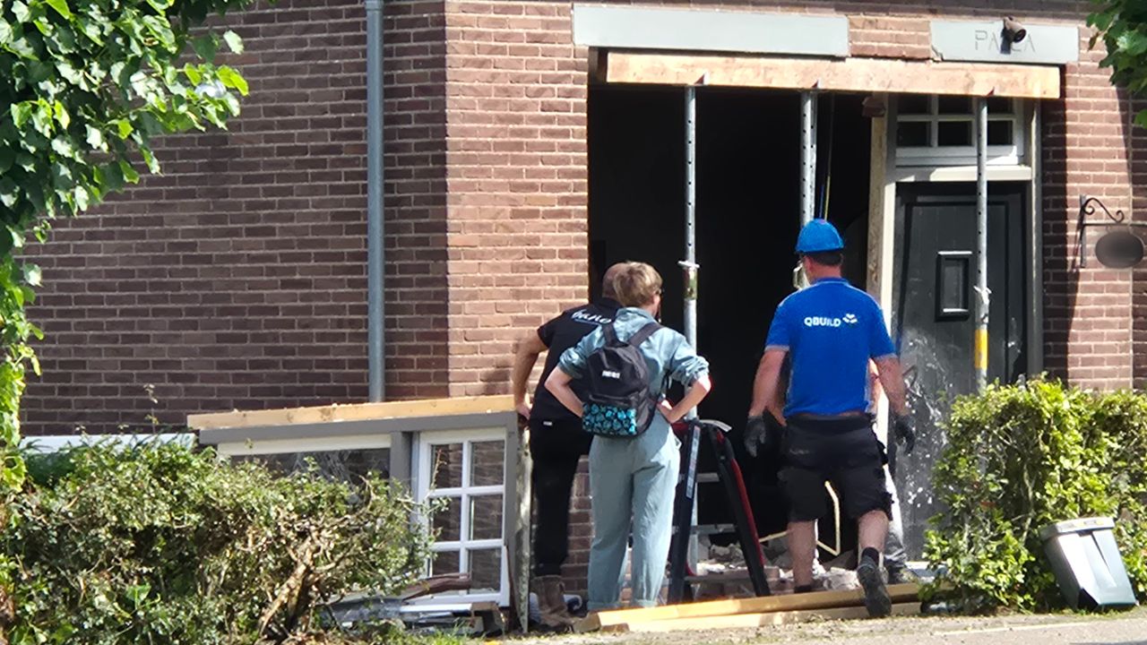 De woning wordt gestut en dicht getimmerd (foto: Collin Beijk).