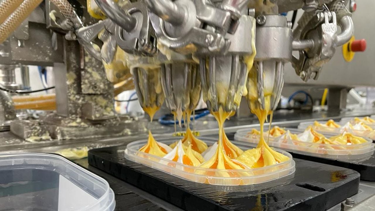 Zestigduizend liter ijs komt er dinsdag van de band (foto: Erik Peeters).