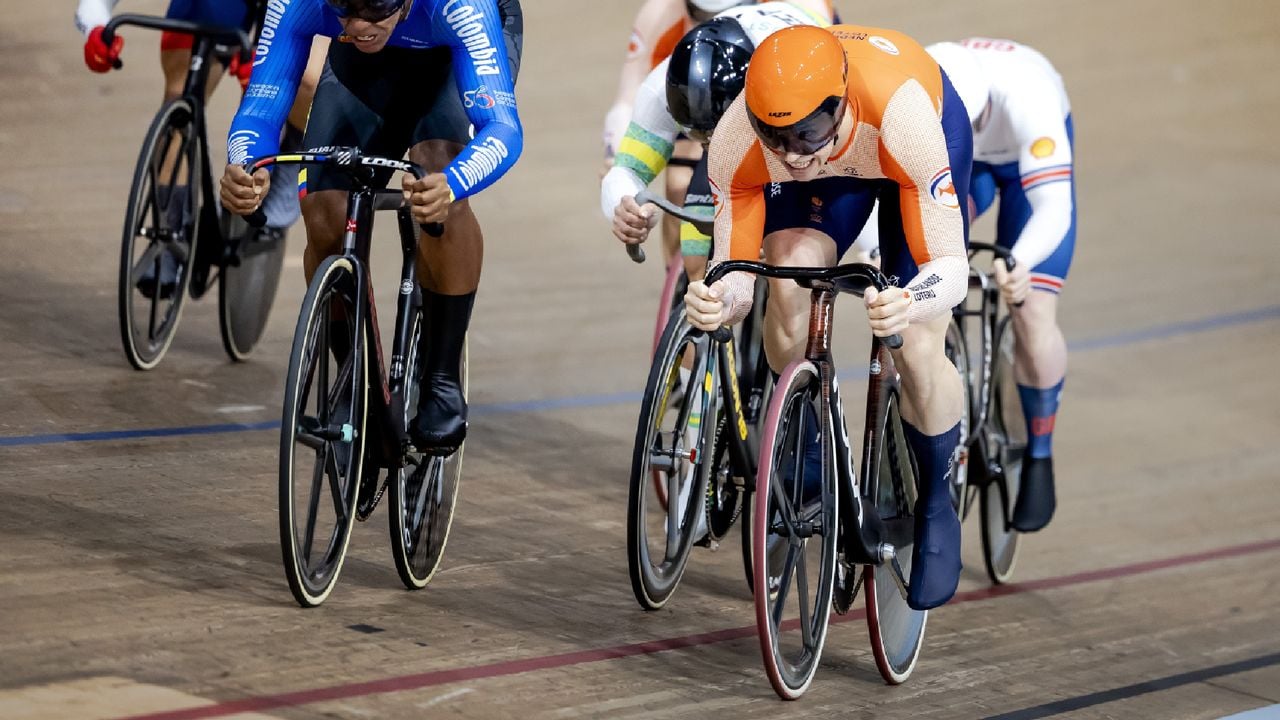 Lavreysen zette zijn sprint 2,5 ronden voor het einde van de wedstrijd van achter in (foto: ANP).