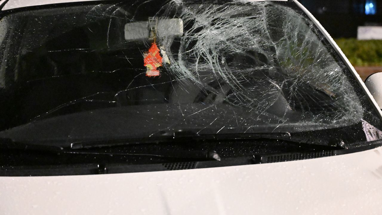 De auto raakte bij de aanrijding in Breda aanzienlijk beschadigd (foto: Perry Roovers/SQ Vision).