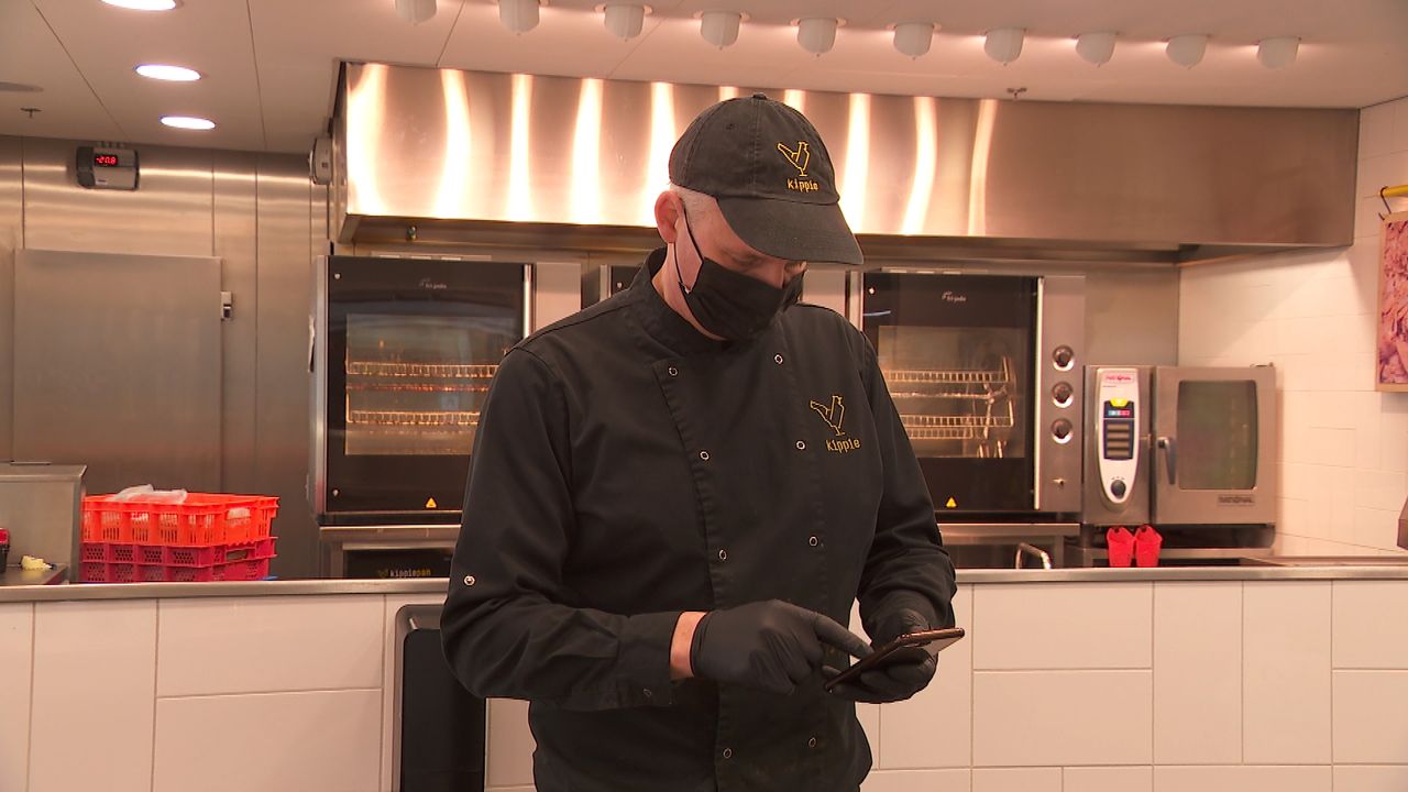 Etiën van Kippies leest op zijn telefoon aankondigingen van nieuwe rellen in Tilburg West. (foto: Omroep Brabant)