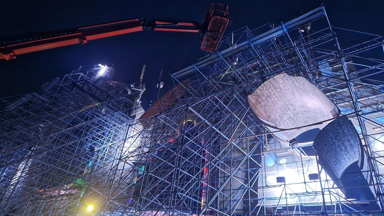 Het podium aan de achterkant. Op de hoogwerker staan de mannen van het vuurwerk (foto: Tom Berkers).