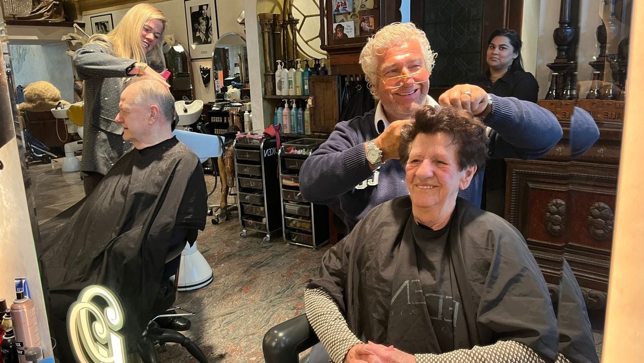 Dochter Gigi en vader Gerben aan het werk in hun kapperszaak (foto: Megan Hanegraaf). 