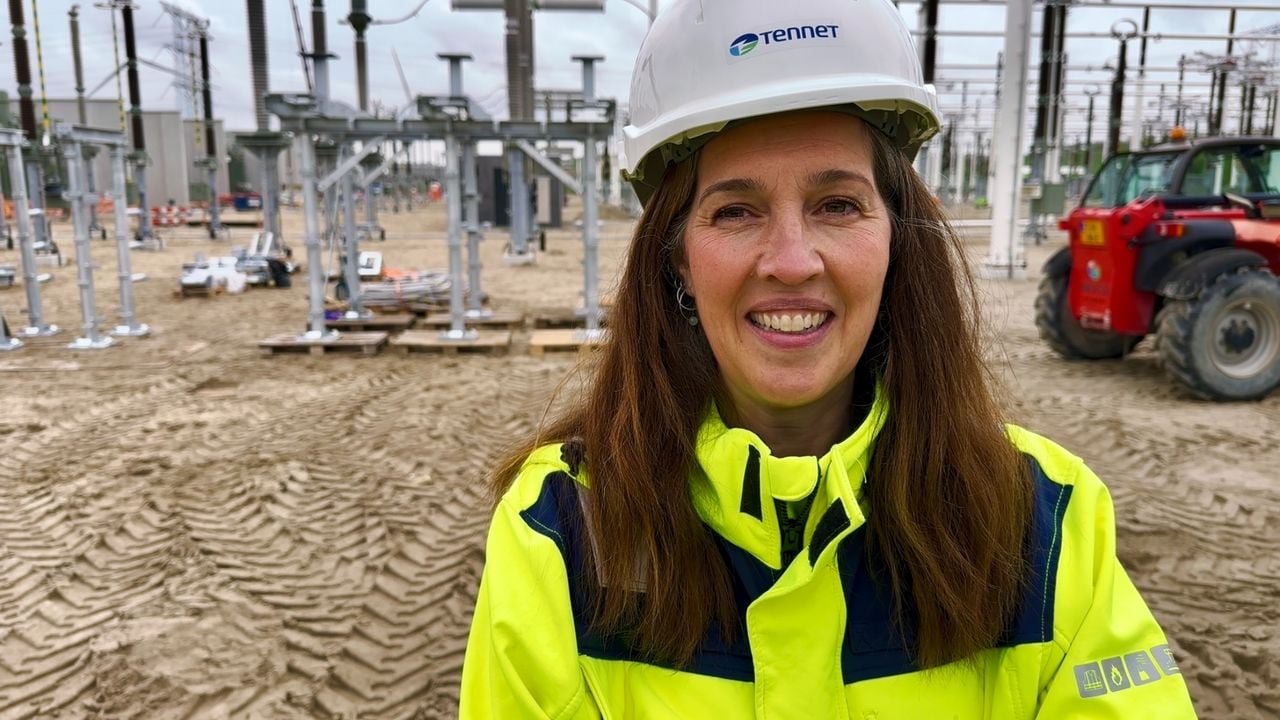 Itske van Lith van TenneT op het nieuwe hoogspanningsstation in Tilburg Noord (foto: Jan Peels). 