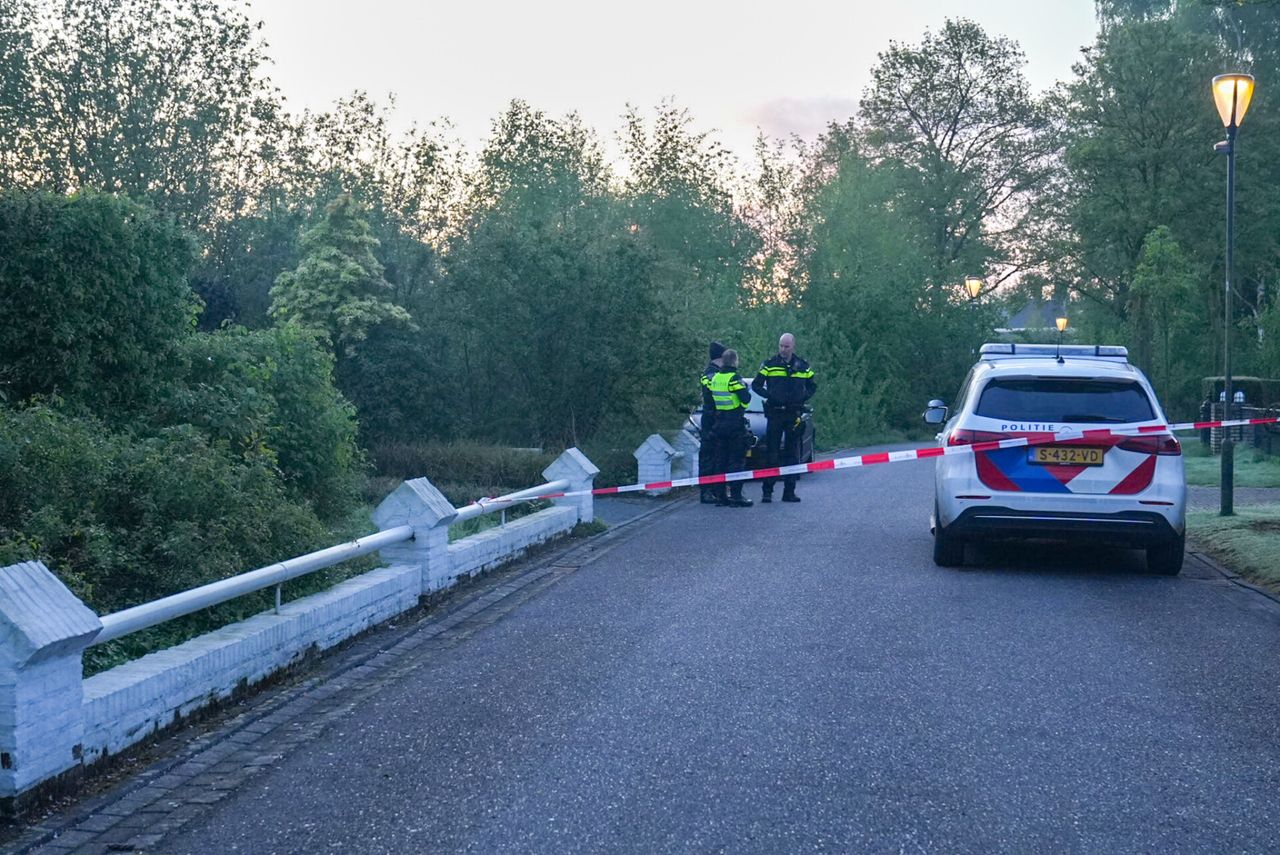 Een deel van de straat is vanwege politieonderzoek afgesloten (foto: Harrie Grijseels/SQ Vision).