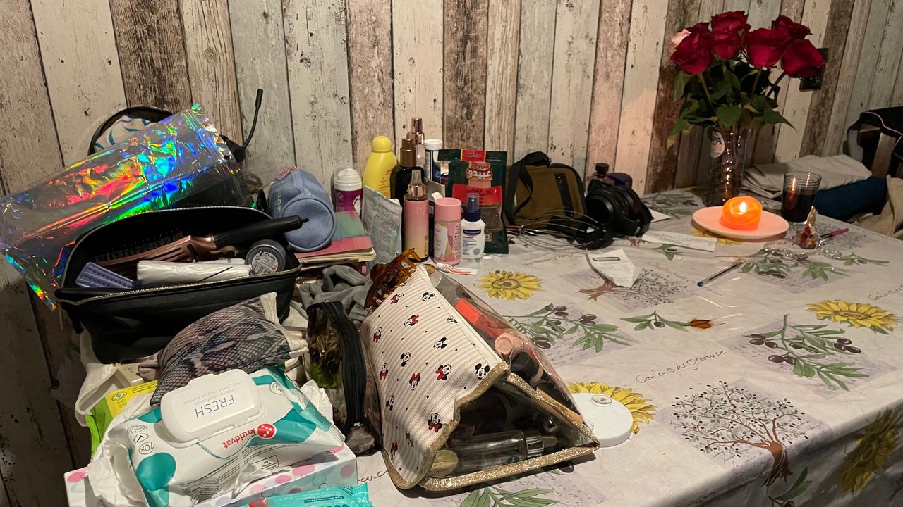 De werktafel van een sekswerker in Waalwijk (foto: Tom van den Oetelaar).