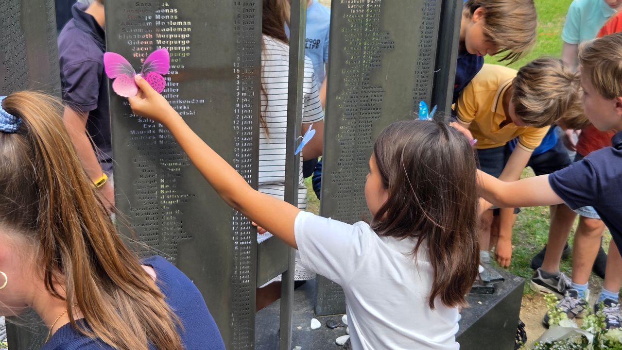 Herdenking kinderstrandporten Kamp Vught (foto: Noël van Hooft).