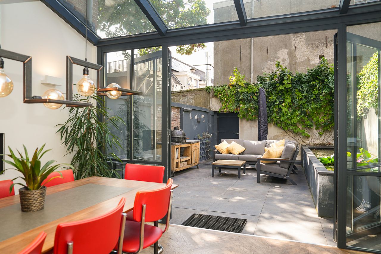 Beneden, bij de serre, valt de middagzon mooi naar binnen (foto: Huyzerij Makelaardij).