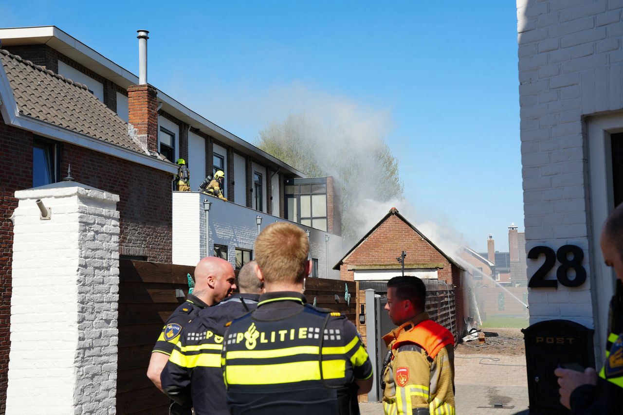 Naast de schuur ligt het vol asbest (foto: Erik Haverhals/Perbureau Heitink).