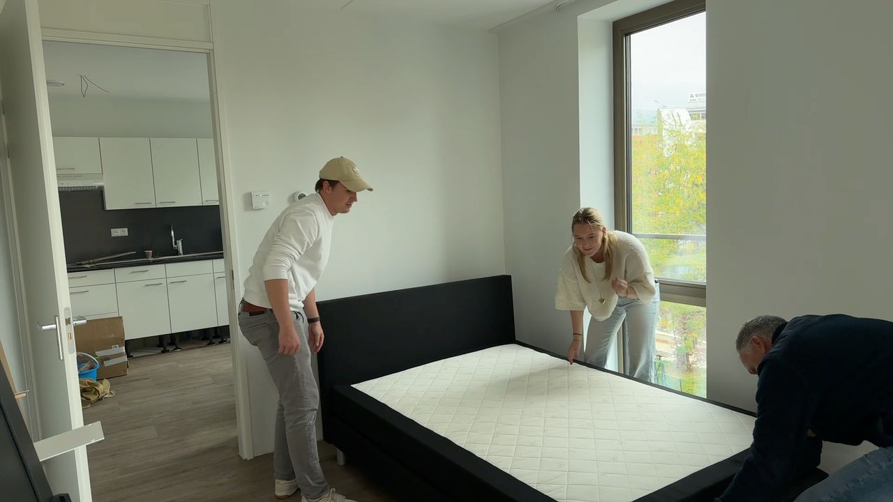 Charlotte en haar familie maken haar studentenkamer klaar voor gebruik (foto: Megan Hanegraaf).