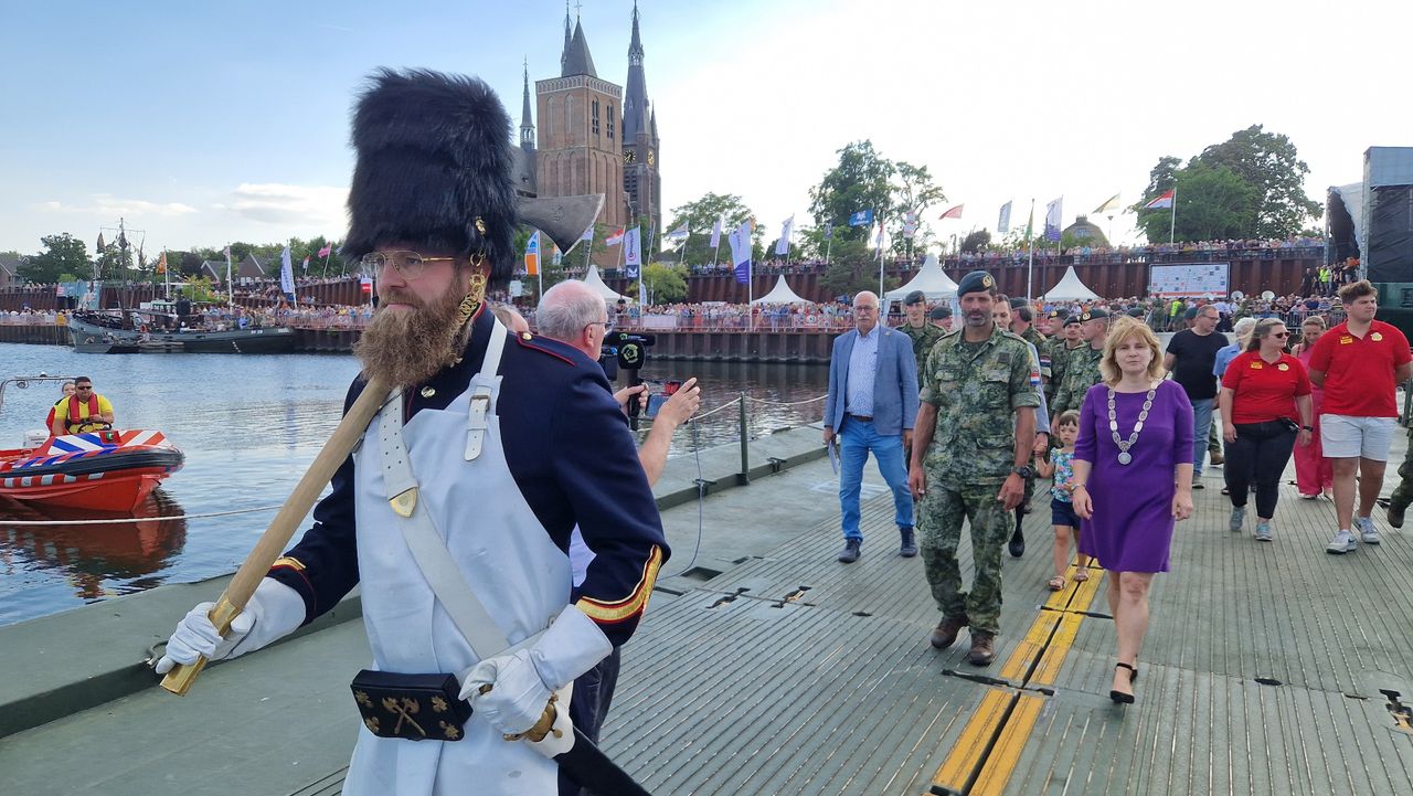 Burgemeester Marieke Moorman loopt over de brug (foto: Tom Berkers).