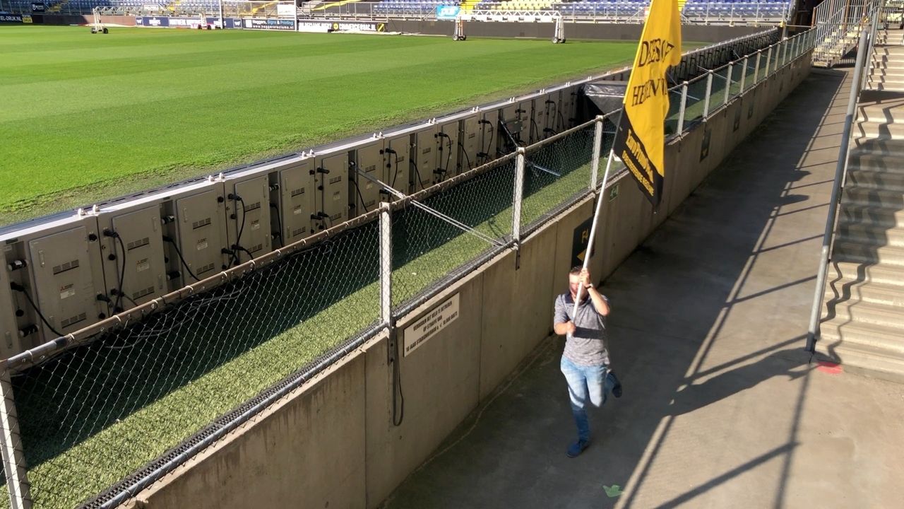 Vlaggenman Floris Deijkers rent nog een laatste ronde.