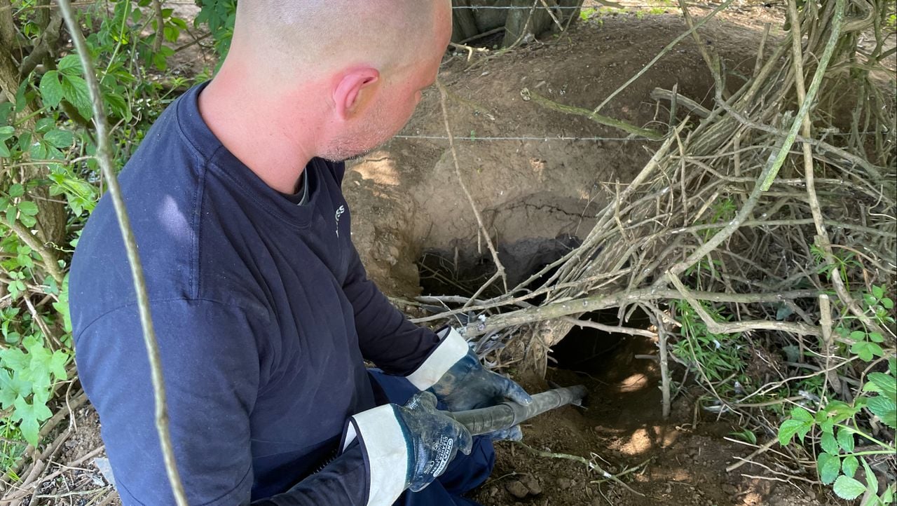 Met een speciale stofzuiger wordt het poeder weggehaald (foto: Alice van de Plas). 