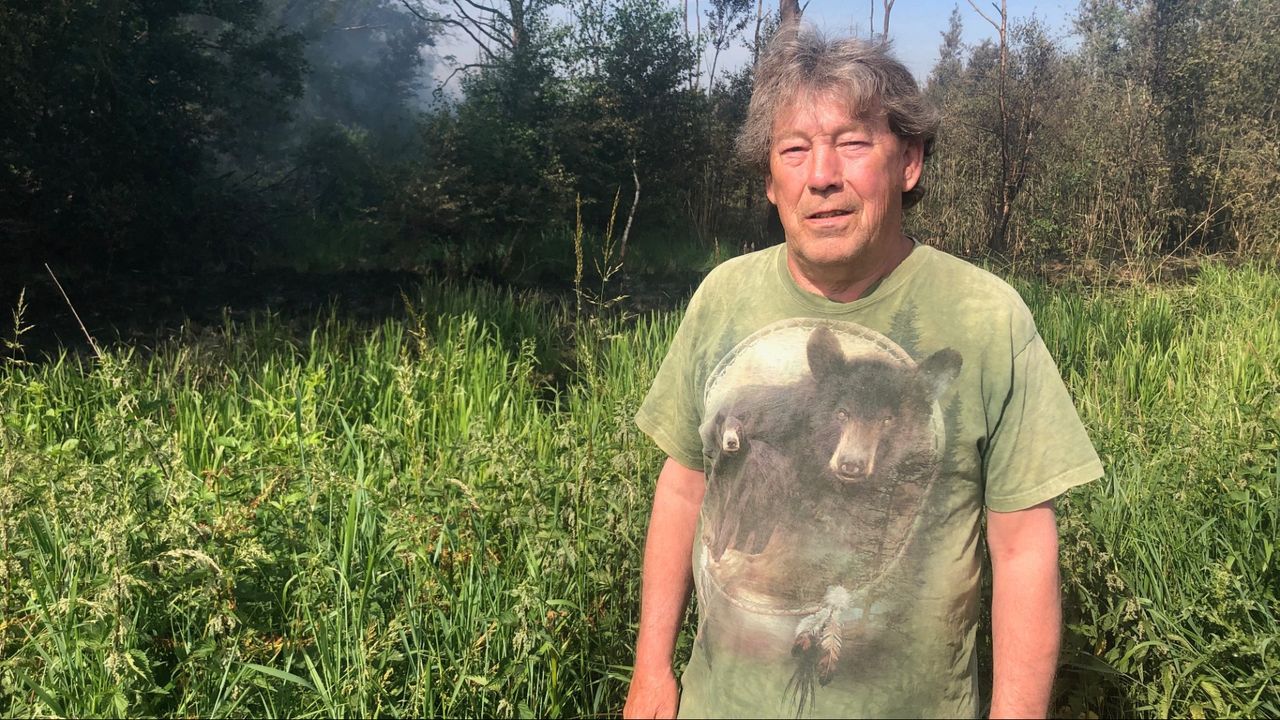 Toon Daniëls is wel klaar met de overlast van de branden in de Deurnese Peel (foto: Tonnie Vossen) 