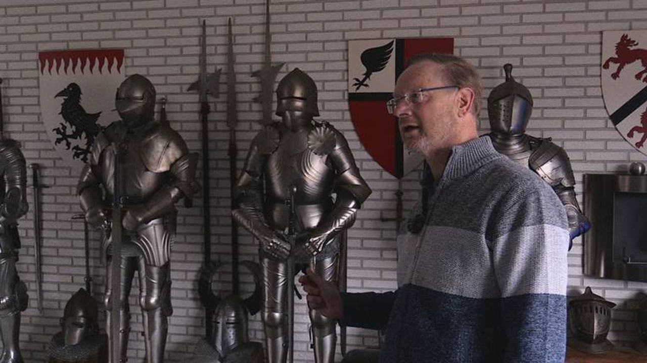 Ron Haveman tussen zijn eigen collectie van middeleeuws wapentuig 