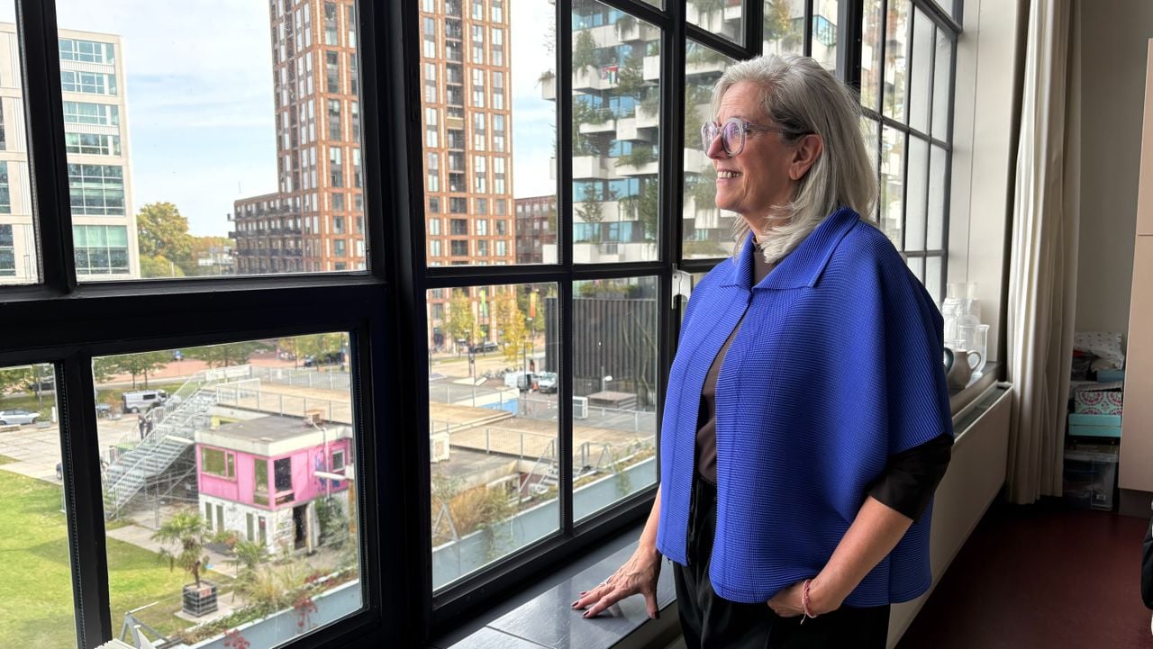 Ineke geniet van de gebouwen en mensen om haar heen (foto: Rogier van Son).