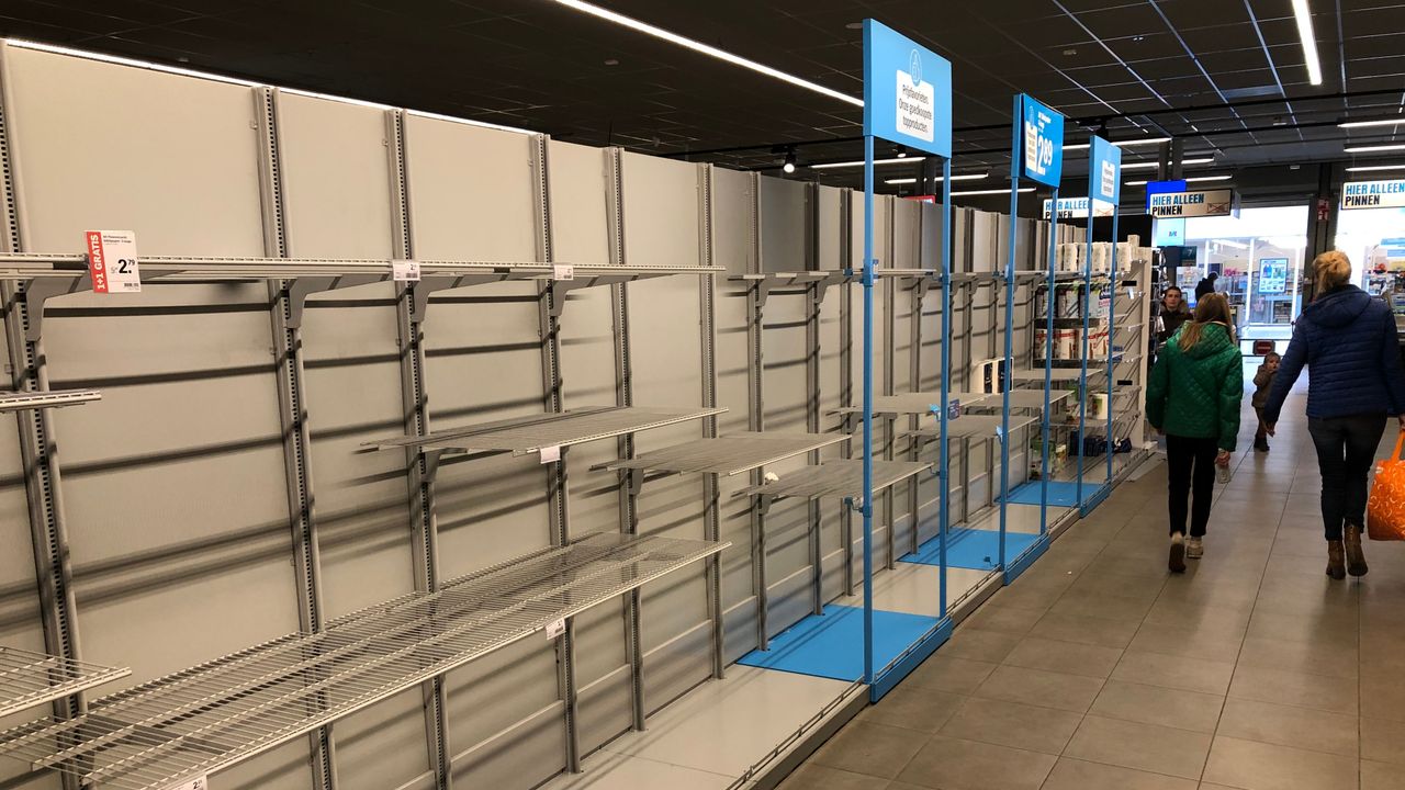 Er werden lang houdbare producten gehamsterd in supermarkten (foto: Joris van Duin).