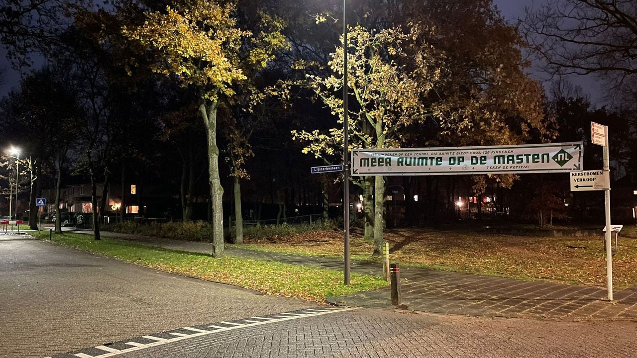 Spandoeken op straat door bezorgde ouders (foto: Joost Simons).) 