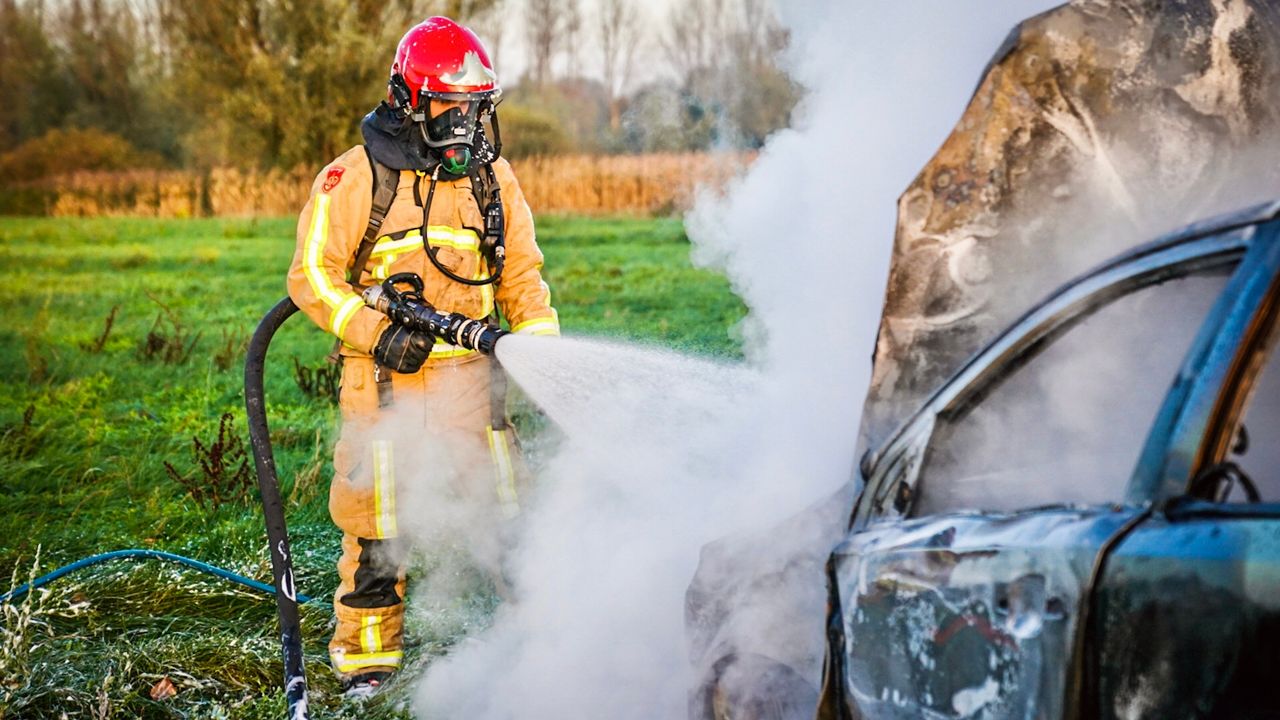 De auto brandde helemaal uit (foto: Sem van Rijssel SQVision).