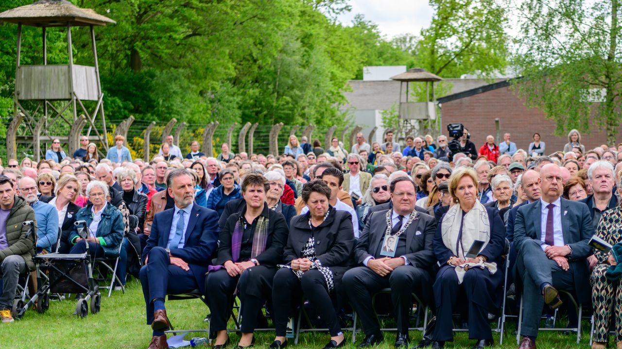 Burgemeester Van de Mortel bij de jaarlijkse herdenking op 4 mei in Kamp Vught.