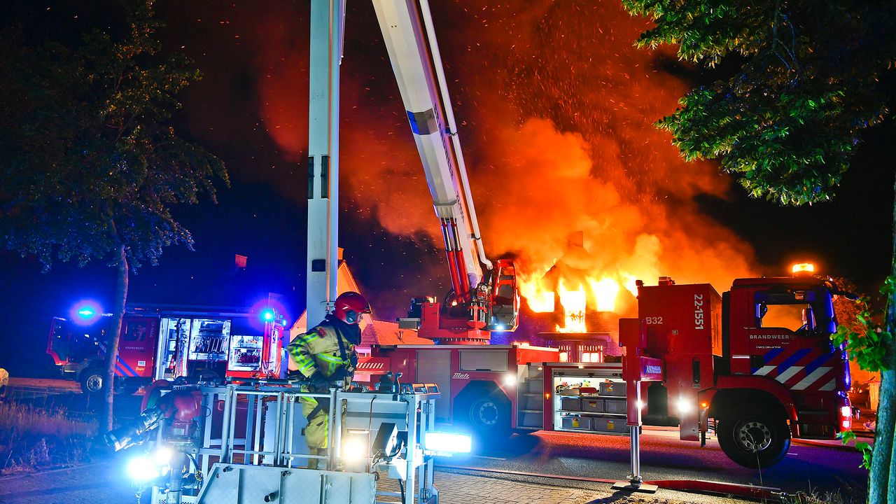 De brandweer hield naastgelegen panden nat om overslaan te voorkomen (foto: Rico Vogels/SQ Vision).