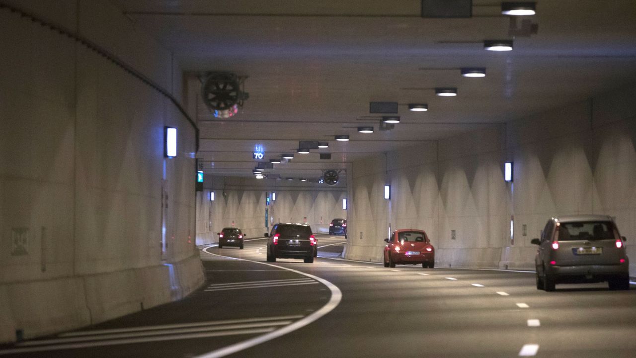 De tunnel in Maastricht gaat onder de stad door (foto: ANP)