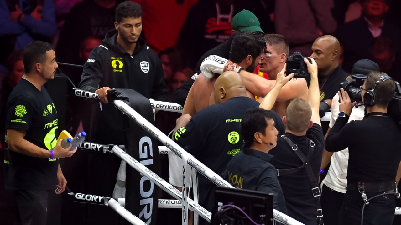 Een omhelzing na afloop (foto: Maric Media).