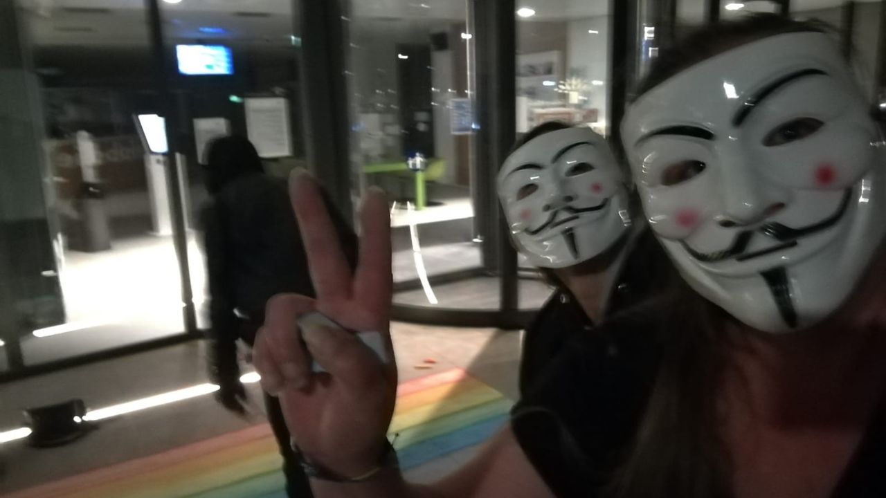 De drie actievoerders voor het gemeentehuis in Geldrop (foto: Yessica).