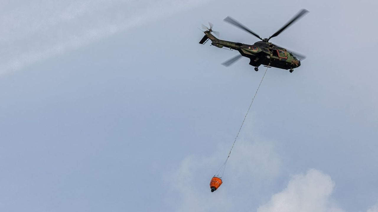 Een Cougar transporthelikopter met een Bambi Bucket (foto: ministerie van Defensie)
