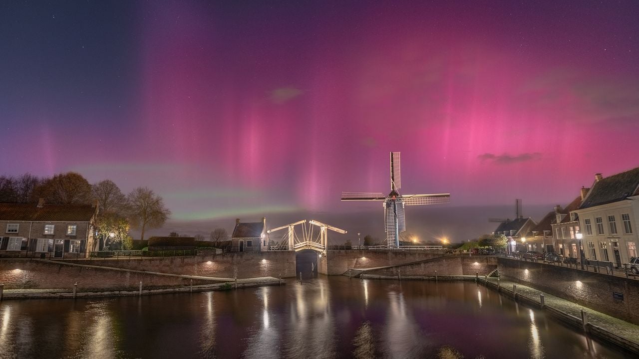 Het noorderlicht in Heusden (foto: Gijs de Reijke).