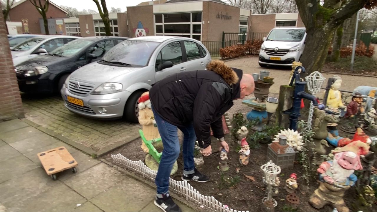 Bob Beunk met zijn kabouters. (foto Jan Peels)