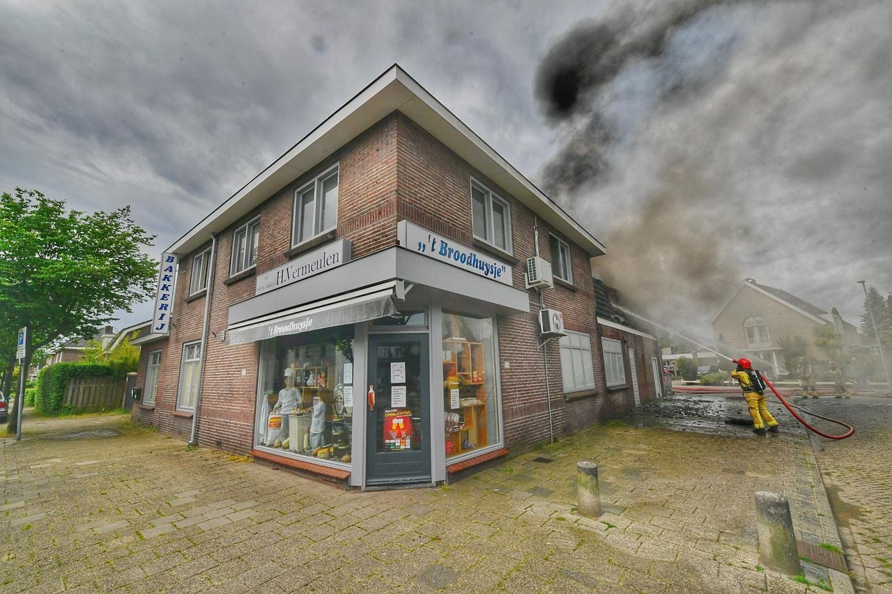 Bij de brand in Valkenswaard kwam veel rook vrij foto: Rico Vogels/SQ Vision).