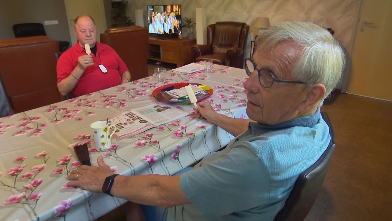 Bewoner Ron geniet op warme dagen van een verfrissend ijsje (beeld: Omroep Brabant).