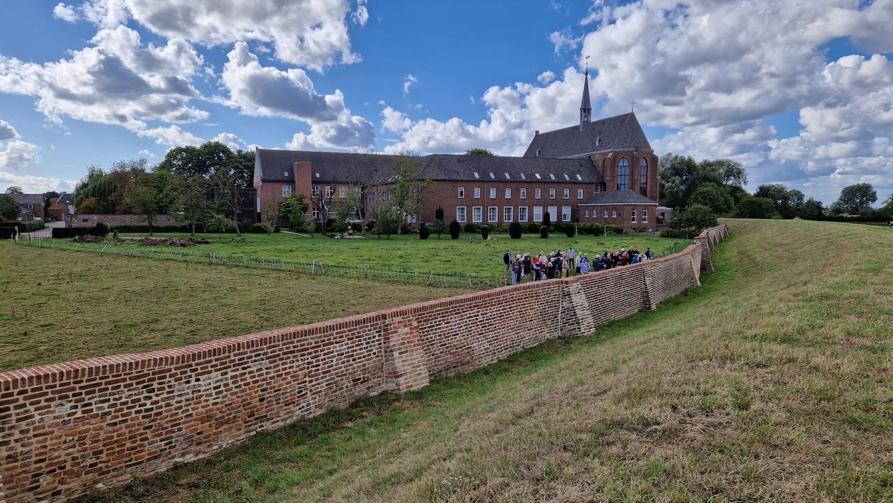 Het oudst bewoonde klooster van Nederland in Sint Agatha met nieuwe muur (foto: Tom Berkers).
