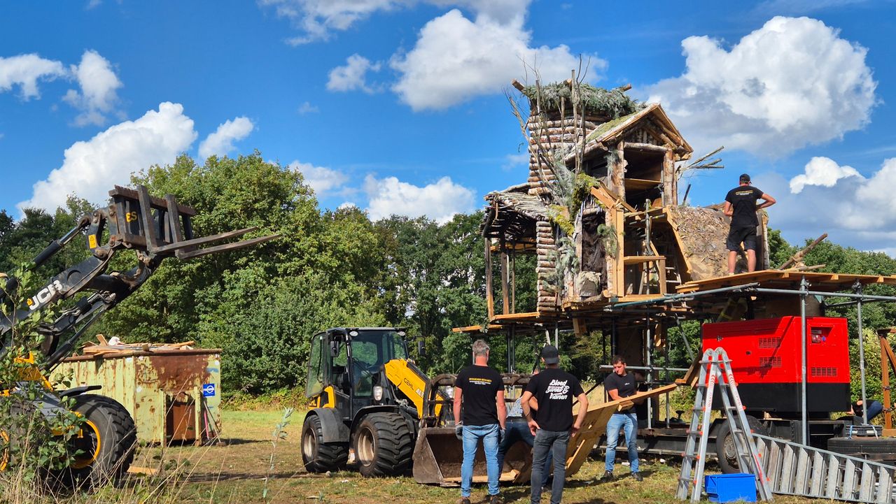 Al snel is er niet meer dan een geraamte over (foto: Collin Beijk).
