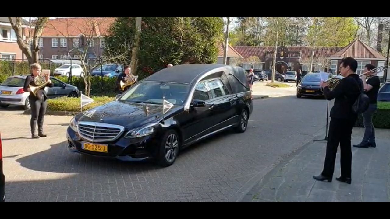 Een muzikaal eerbetoon aan Sam, bij de rouwauto.