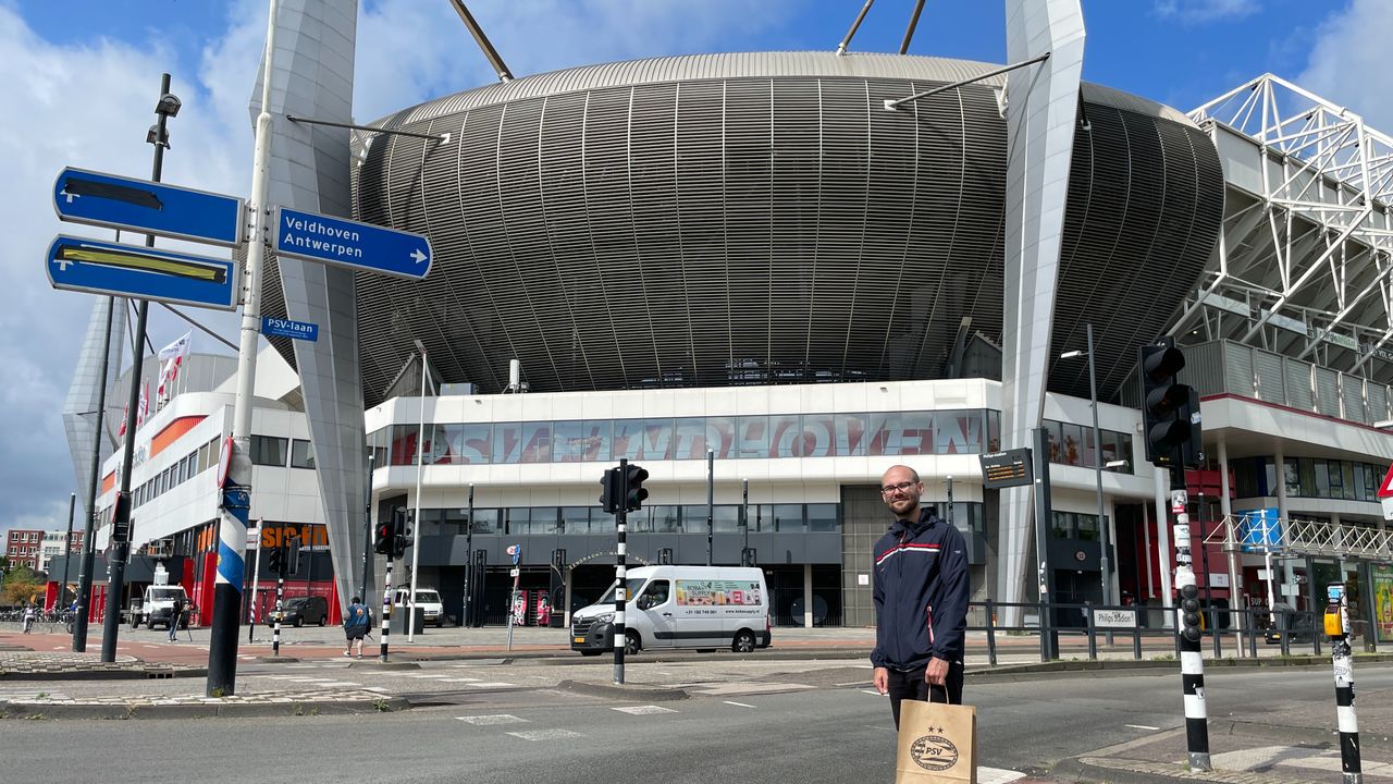 Jason bij het stadion van PSV (foto: Rogier van Son).